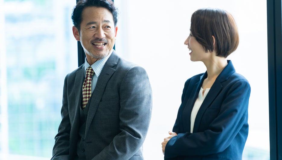 笑顔で話す男女